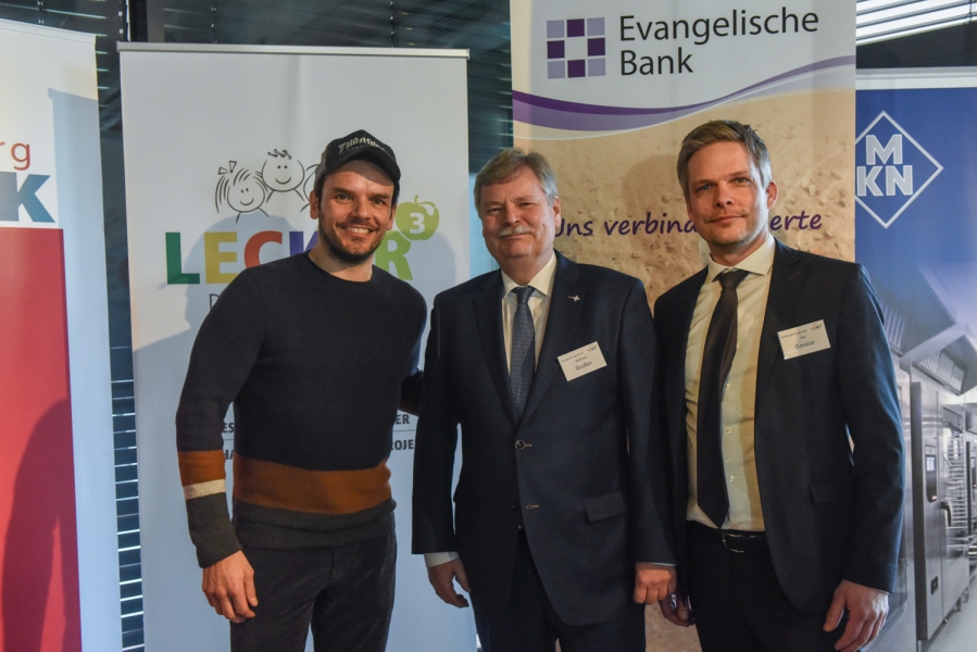 Andreas Großer von der Evangelischen Bank mit Steffen Henssler und Kai Gosslar